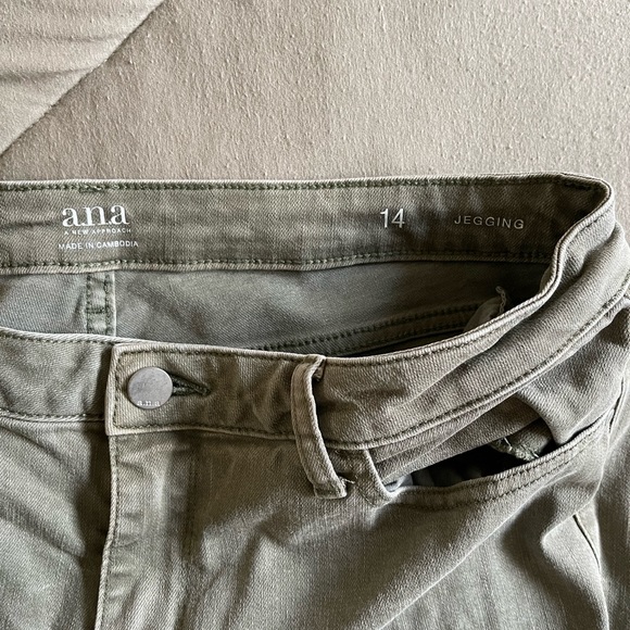 a.n.a. Distressed Green Jeggings Size 14 - Picture 3 of 3